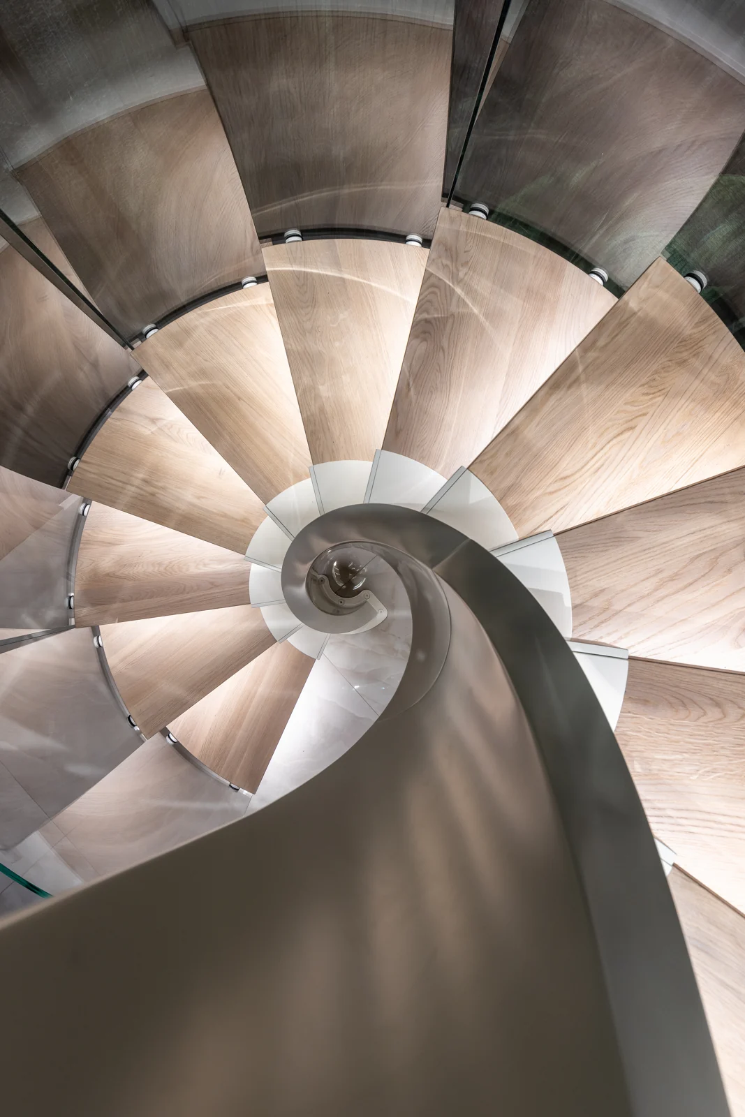 Drewniane stopnie schodów ułożone w spiralę