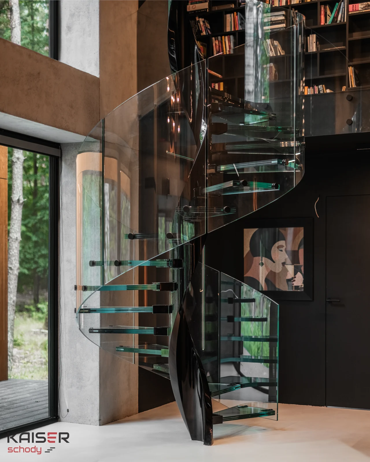 Ciemna spiralna konstrukcja schodów obok biblioteki